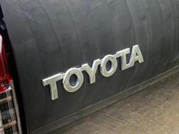 Toyota Hilux 2.8 D-4D Invincible X Auto 4WD Euro 6 (s/s) 4dr at 37th