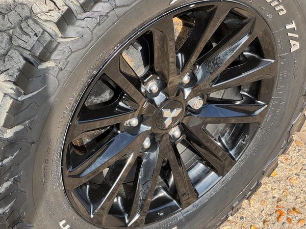 Mitsubishi L200 2.4 DI-D DC Barbarian Black 4WD Euro 6 4dr (Roll Top)