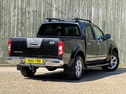 Nissan Navara 2.5 dCi Tekna 4WD Euro 4 4dr at 2th