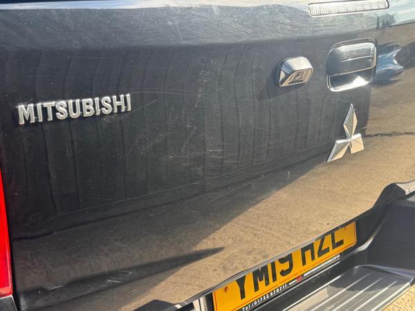 Mitsubishi L200 2.4 DI-D DC Barbarian Black 4WD Euro 6 4dr (Roll Top)