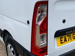 Renault Master 2.3 dCi 35 Business+ FWD MWB Medium Roof Euro 6 4dr at 30th