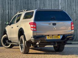 Mitsubishi L200 2.4 DI-D DC Barbarian Black Auto 4WD Euro 6 4dr (Roll Top) at 12th