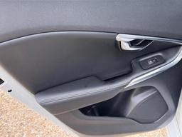 Volvo V40 2.0 D3 R-Design Nav Plus Auto Euro 6 (s/s) 5dr at 34th