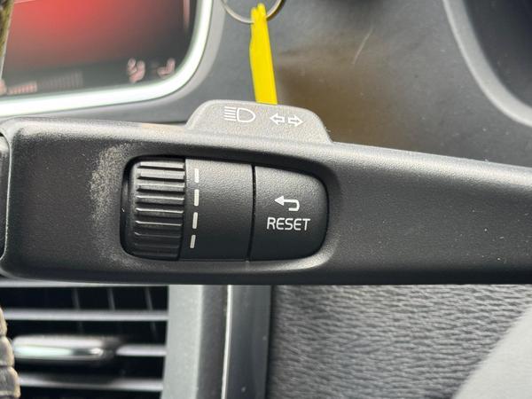 Volvo V40 2.0 D3 R-Design Nav Plus Auto Euro 6 (s/s) 5dr