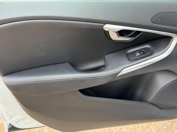 Volvo V40 2.0 D3 R-Design Nav Plus Auto Euro 6 (s/s) 5dr