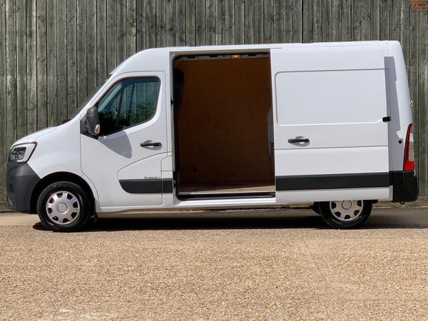 Renault Master 2.3 dCi 35 Business+ FWD MWB Medium Roof Euro 6 4dr