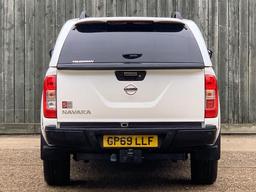 Nissan Navara 2.3 dCi N-Guard Auto 4WD Euro 6 4dr at 19th