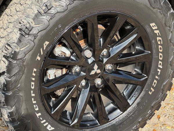 Mitsubishi L200 2.4 DI-D DC Barbarian Black 4WD Euro 6 4dr (Roll Top)